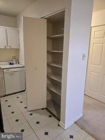 $2,100 | 214 Locust Street Southeast, Unit 121, Vienna, VA 22180