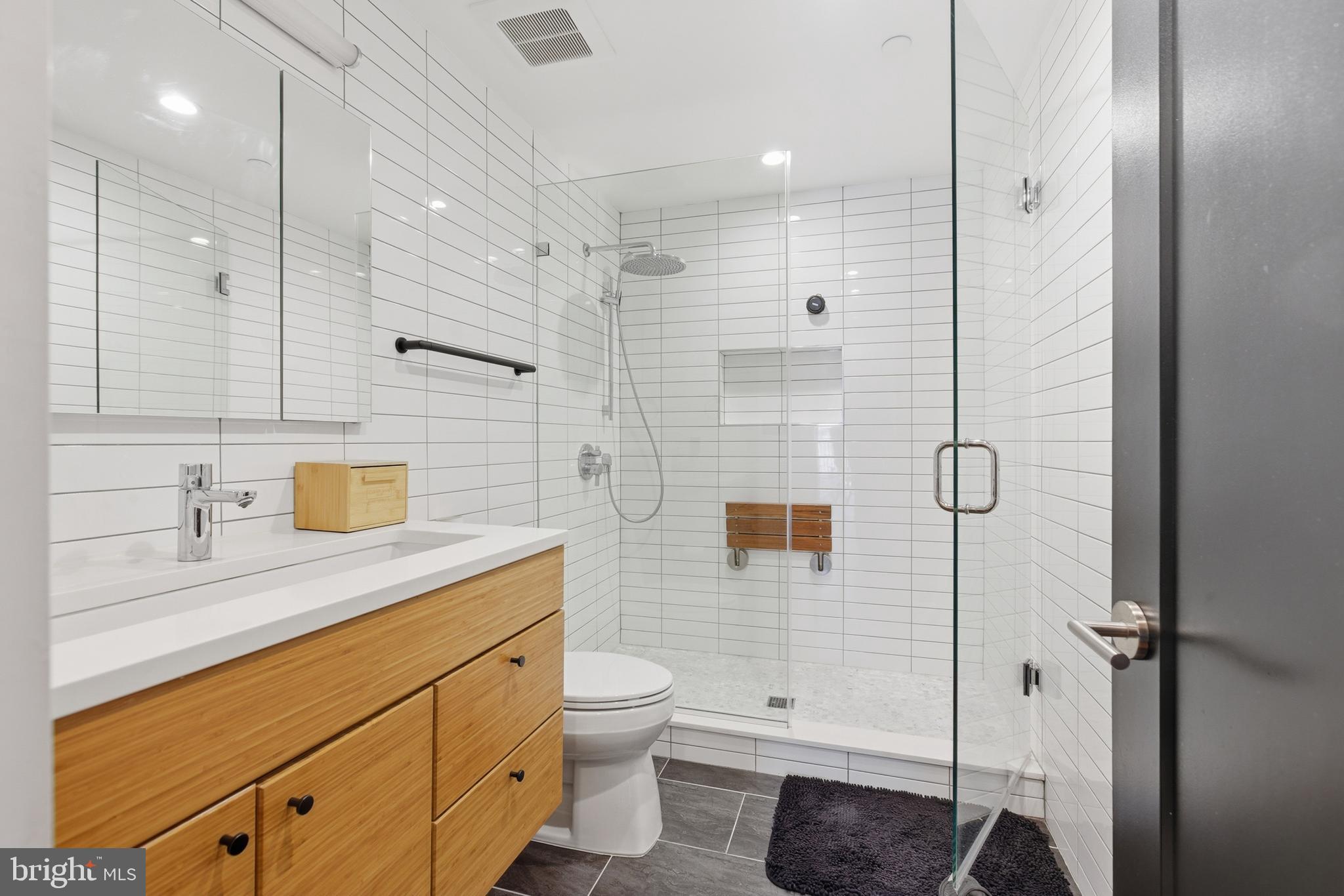 2701 Hume Drive, Unit 400 Silver Spring, MD 20910 - Photo 25 of 44 Primary Bathroom