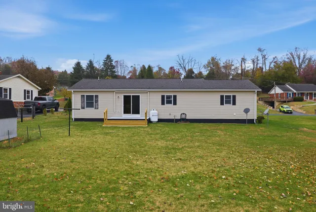 a view of a house with a backyard
