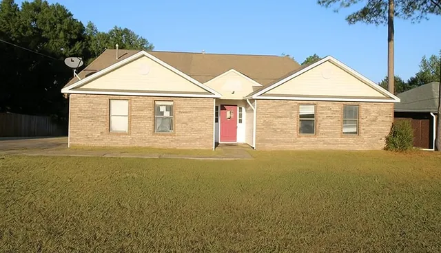a view of a house with backyard and garden