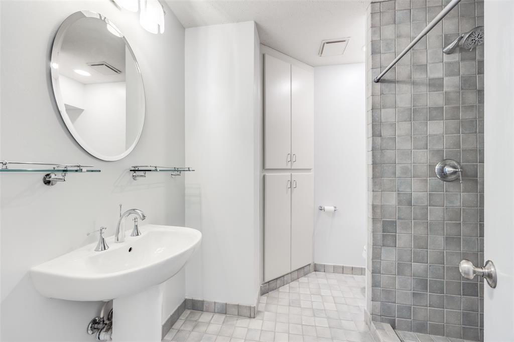 3919 Winter Park Lane Addison, TX 75001 - Photo 17 of 25 Full bathroom with a tile shower and baseboards