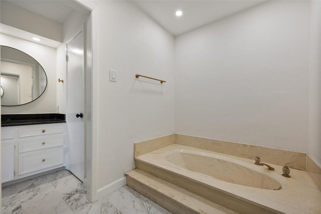 701 Rocky Canyon Road Arlington, TX 76012 - Photo 13 of 40 Primary bathroom