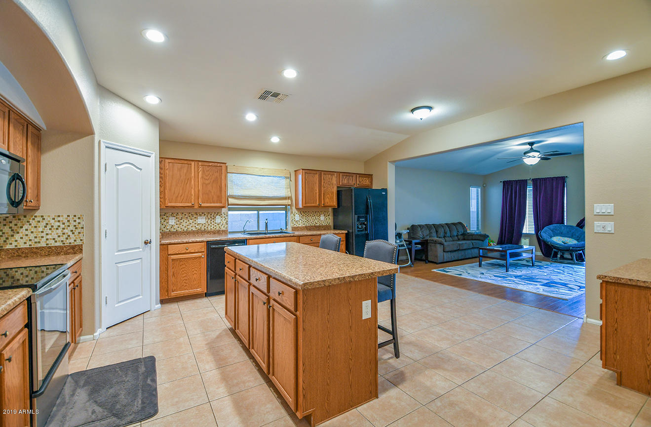 42827 West Venture Road Maricopa, AZ 85138 - Photo 11 of 34 Kitchen view