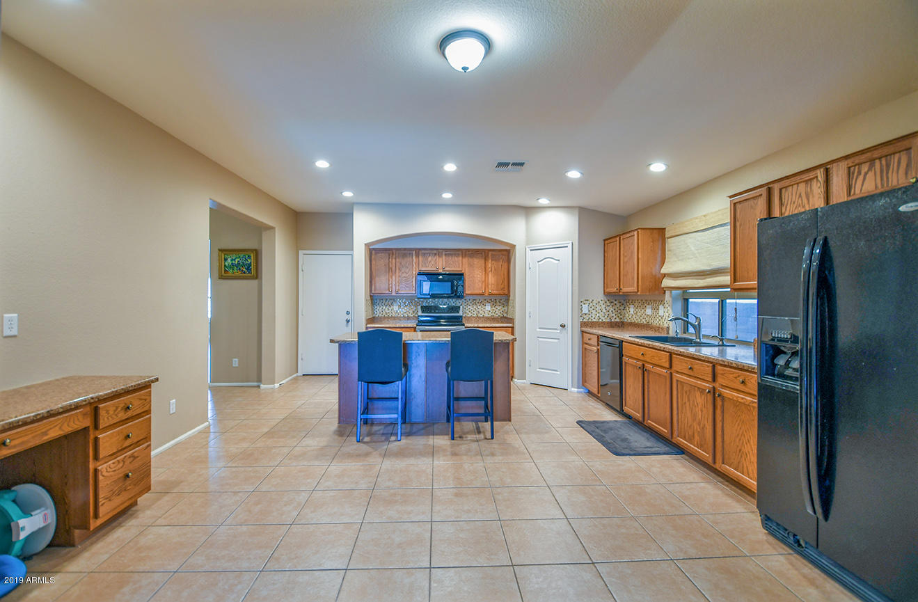 42827 West Venture Road Maricopa, AZ 85138 - Photo 8 of 34 Kitchen area