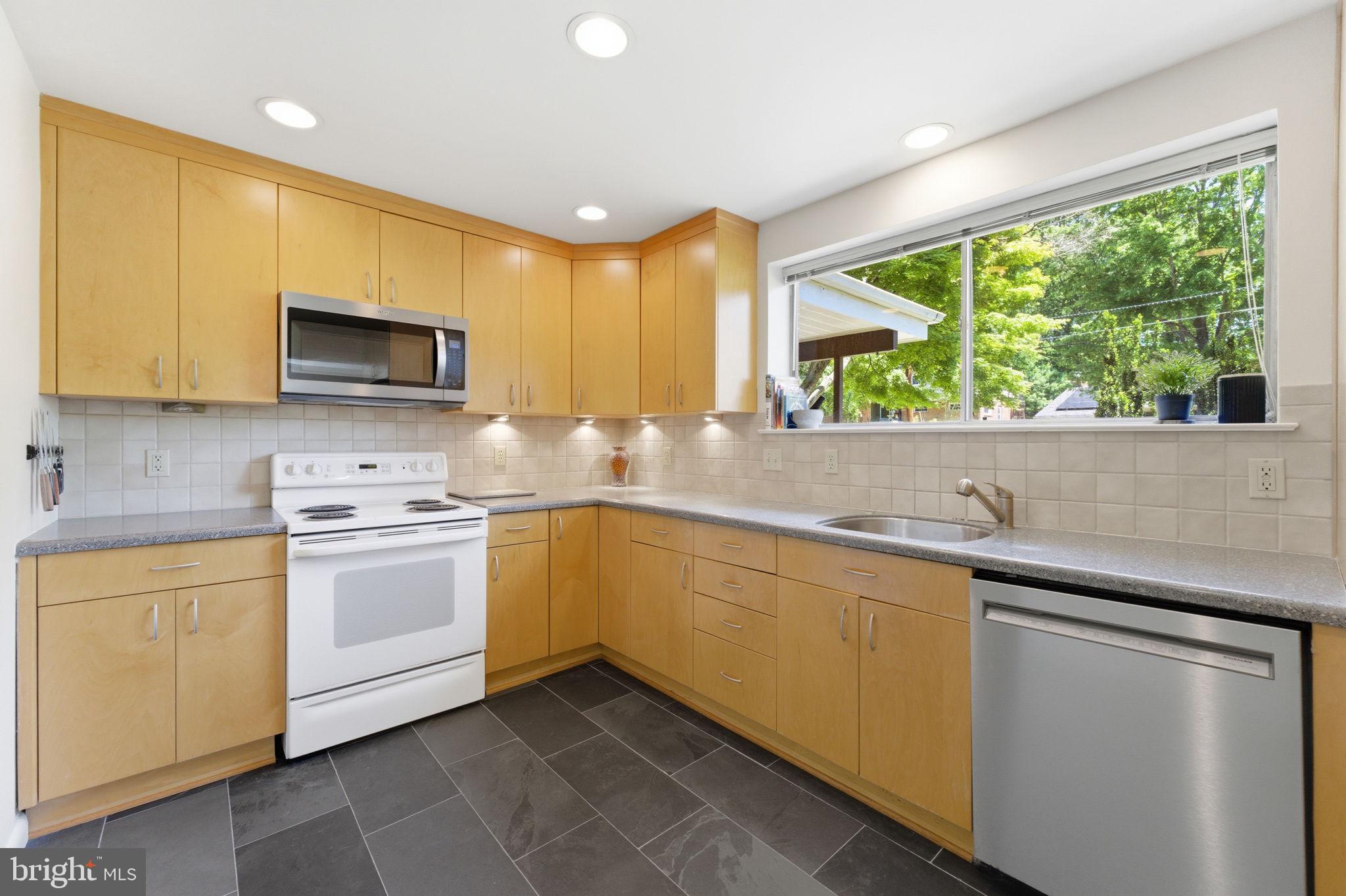 11408 Gilsan Street Silver Spring, MD 20902 - Photo 9 of 67