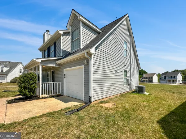 a view of a house with a yard