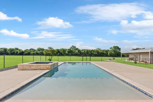 a view of an outdoor space