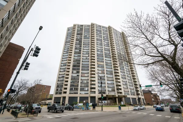 $210,000 | 3930 North Pine Grove Avenue, Unit 310, Chicago, IL 60613
