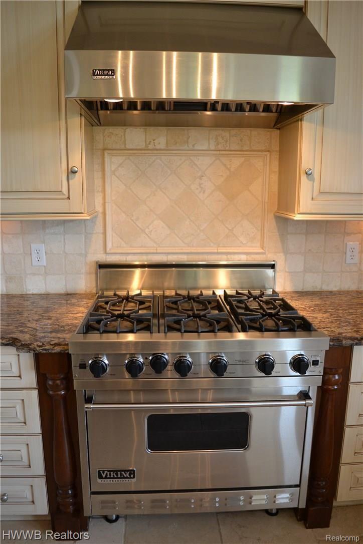 2693 Heights View Court Rochester, MI 48306 - Photo 22 of 95 Viking 6 Burner Gas Stove