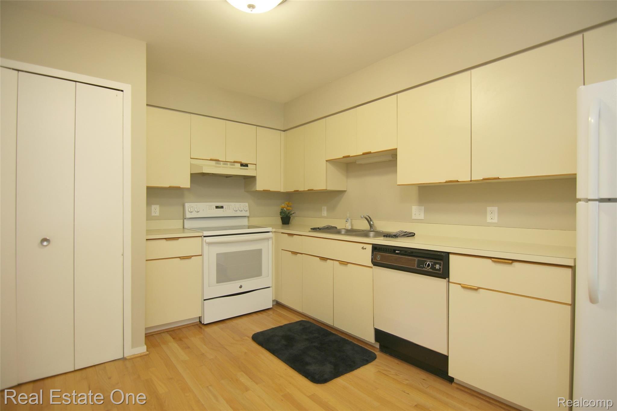 559 Harrow Court, Unit 39 Rochester, MI 48307 - Photo 7 of 19 jHarrow Ct Kitchen 2.jpg
