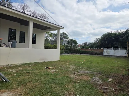 a view of a house with backyard and garden