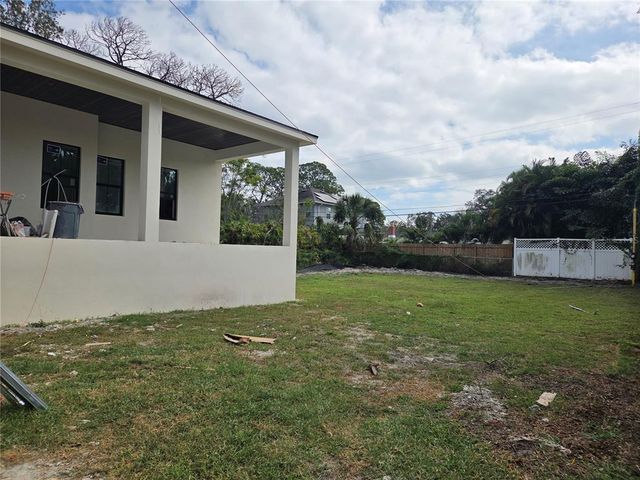 a view of a house with backyard and garden