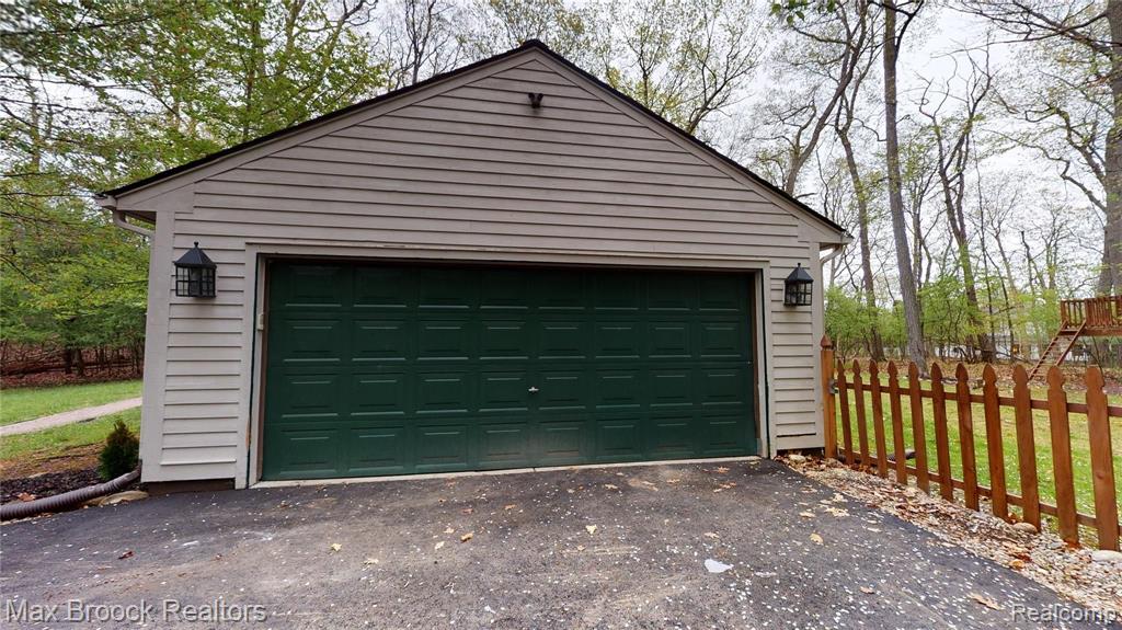 4990 Arrowhead Road West Bloomfield, MI 48323 - Photo 36 of 48
