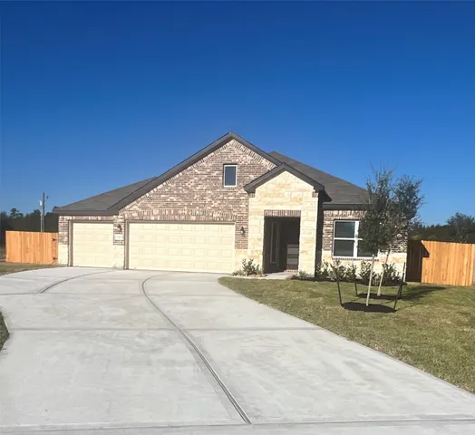 a view of a house with backyard and garden