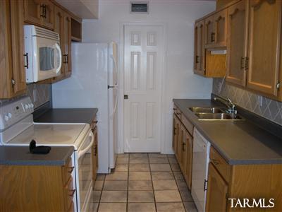 1200 East River Road, Unit B16 Tucson, AZ 85718 - Photo 4 of 10