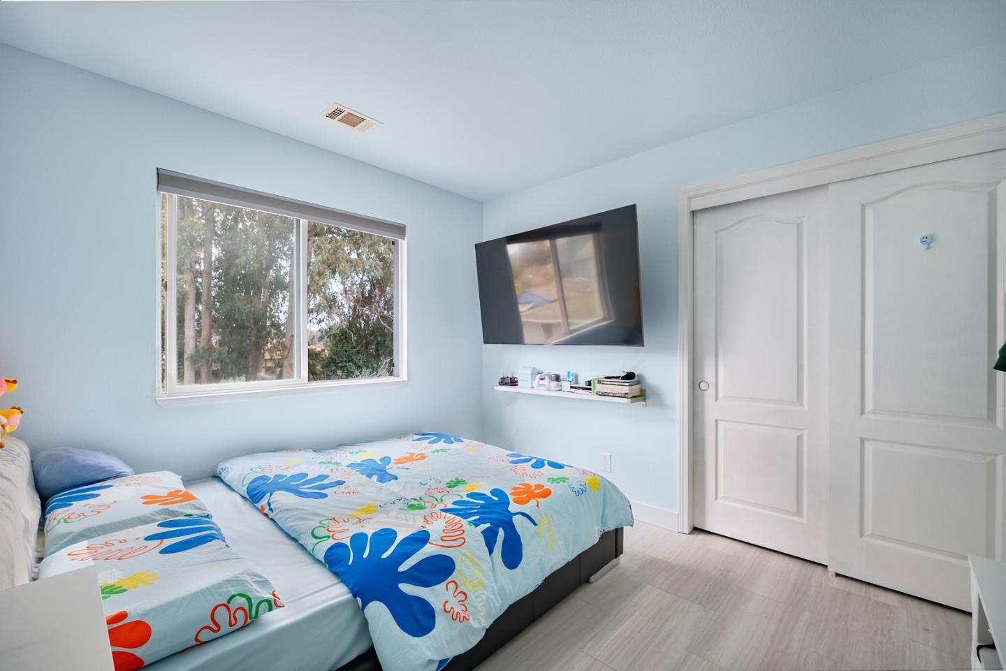 708 Raineer Court San Leandro, CA 94577 - Photo 20 of 32 a bedroom with a bed and a painting on the wall