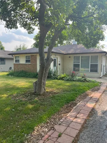 a view of a house with a backyard