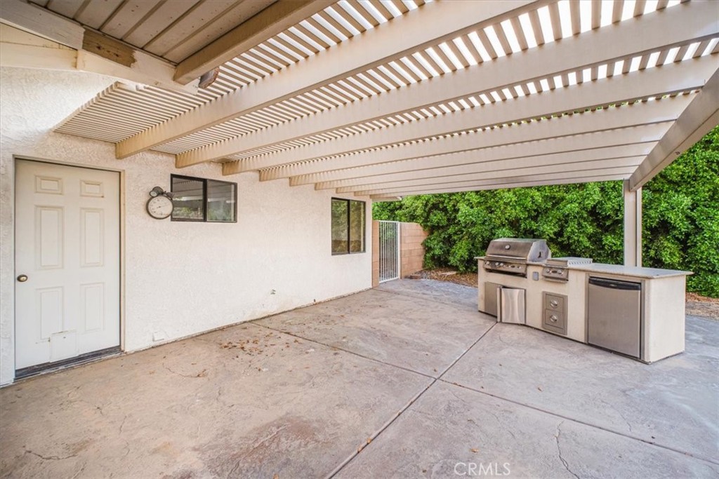 79040 Cliff Street Bermuda Dunes, CA 92203 - Photo 34 of 42 a view of a patio with table and chairs
