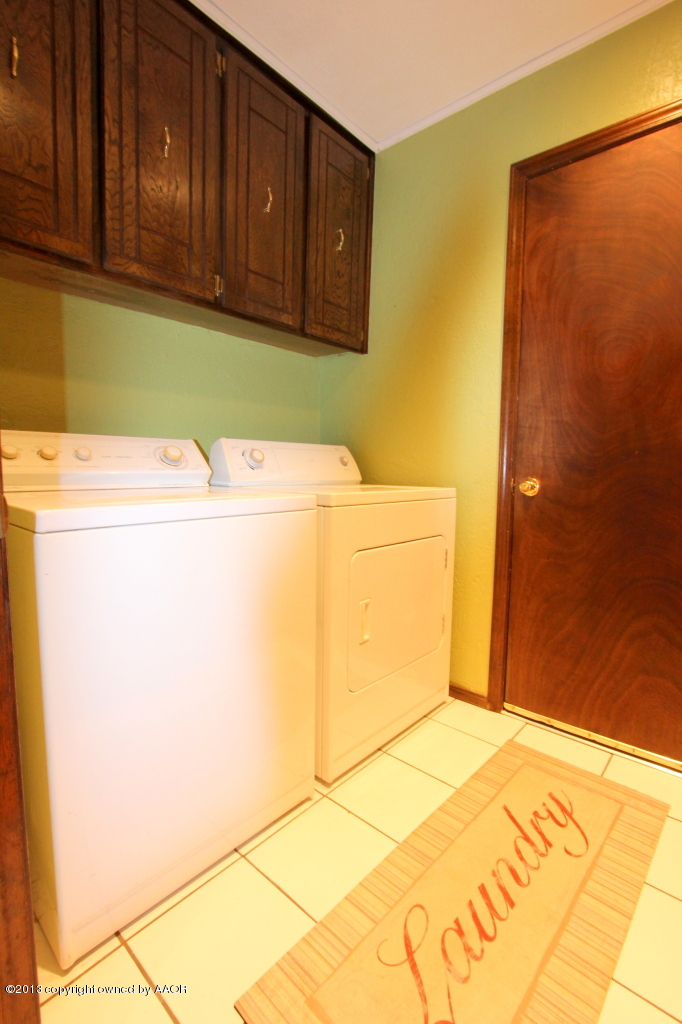5304 South Fannin Street Amarillo, TX 79110 - Photo 18 of 23 a room with dryer and washer