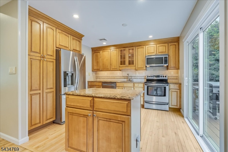22 Green Apple Road Sparta, NJ 07871 - Photo 5 of 30