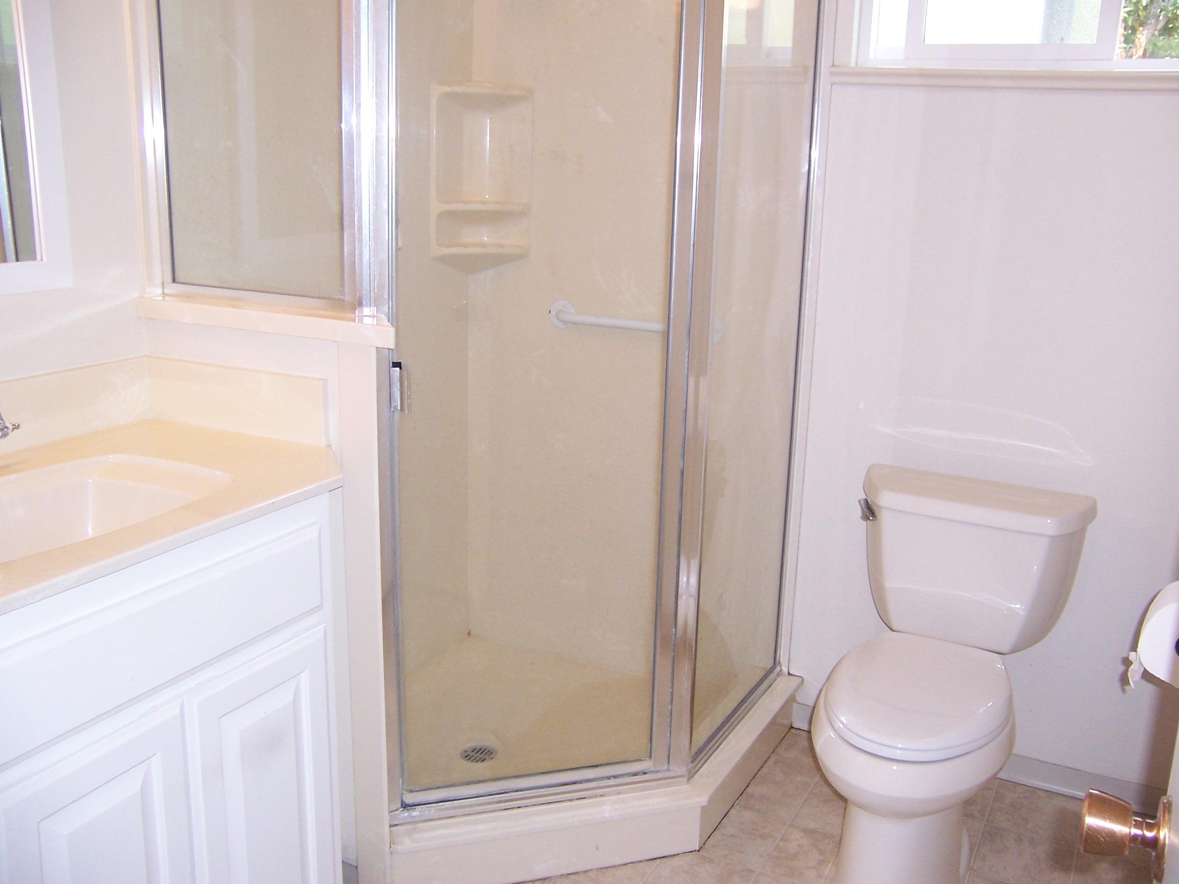 3372 Freeland Road Central Point, OR 97502 - Photo 36 of 37 Guest Bathroom #2
