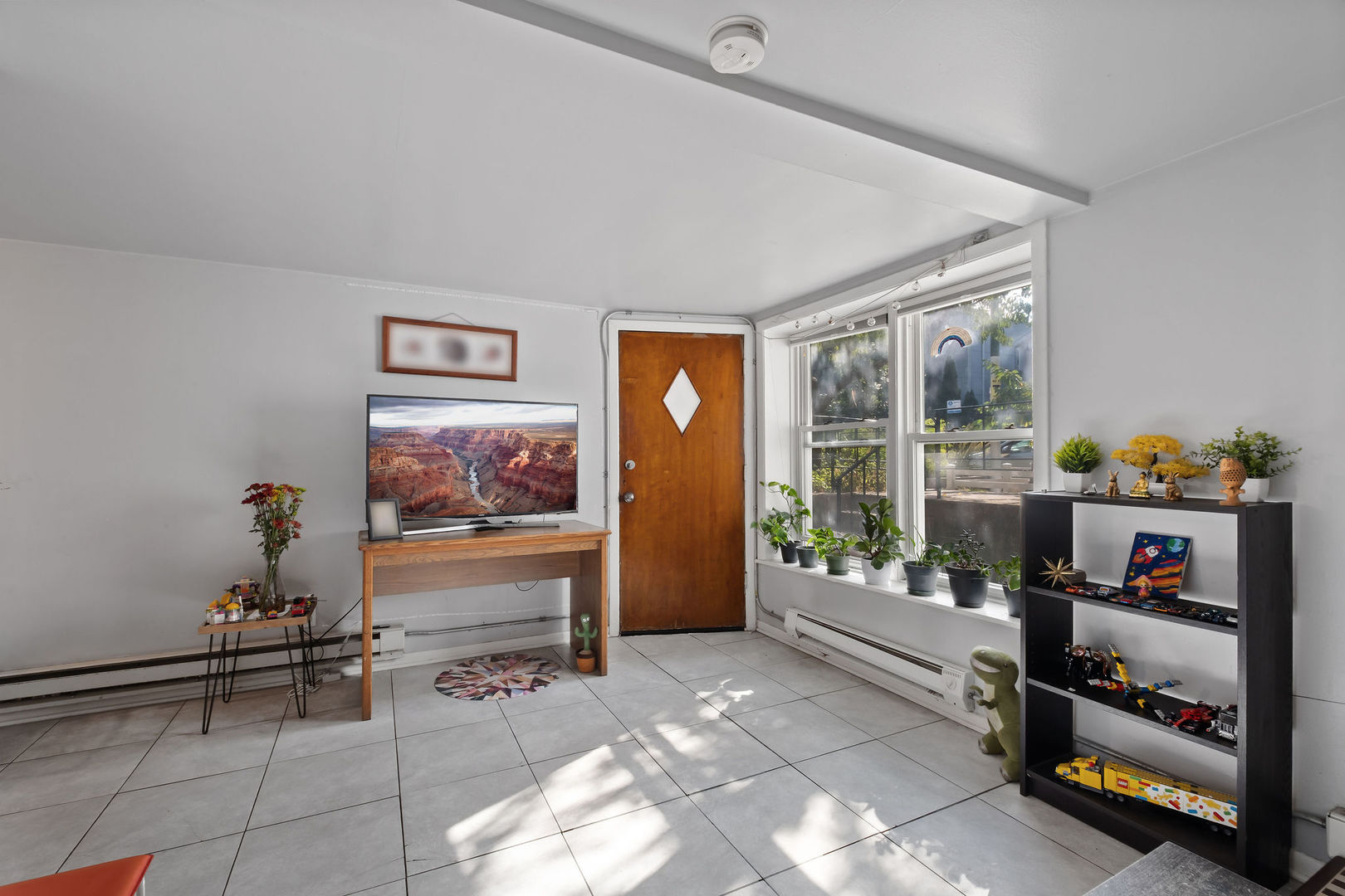 1934 West Race Avenue Chicago, IL 60622 - Photo 17 of 35 a living room with furniture and a window