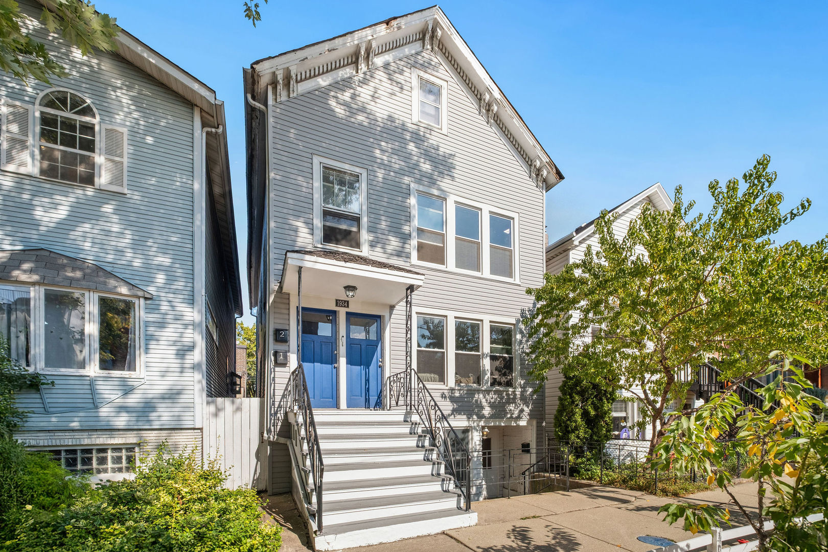 1934 West Race Avenue Chicago, IL 60622 - Photo 2 of 35 a front view of a house with a garden