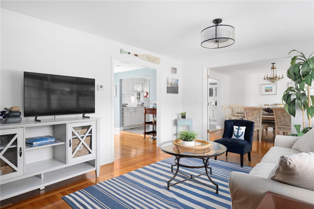 73 Merton Road Newport, RI 02840 - Photo 4 of 41