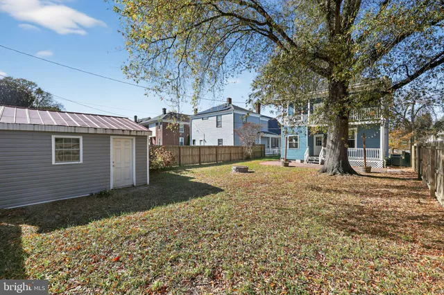 a view of a yard with a house