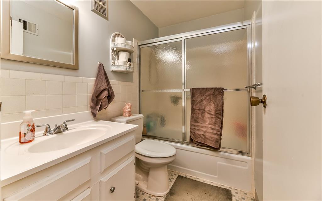 553 Sloop Road, Unit 28 Pittsburgh, PA 15237 - Photo 14 of 22 Bathroom has a tub, shower, and large vanity to keep all of your supplies.