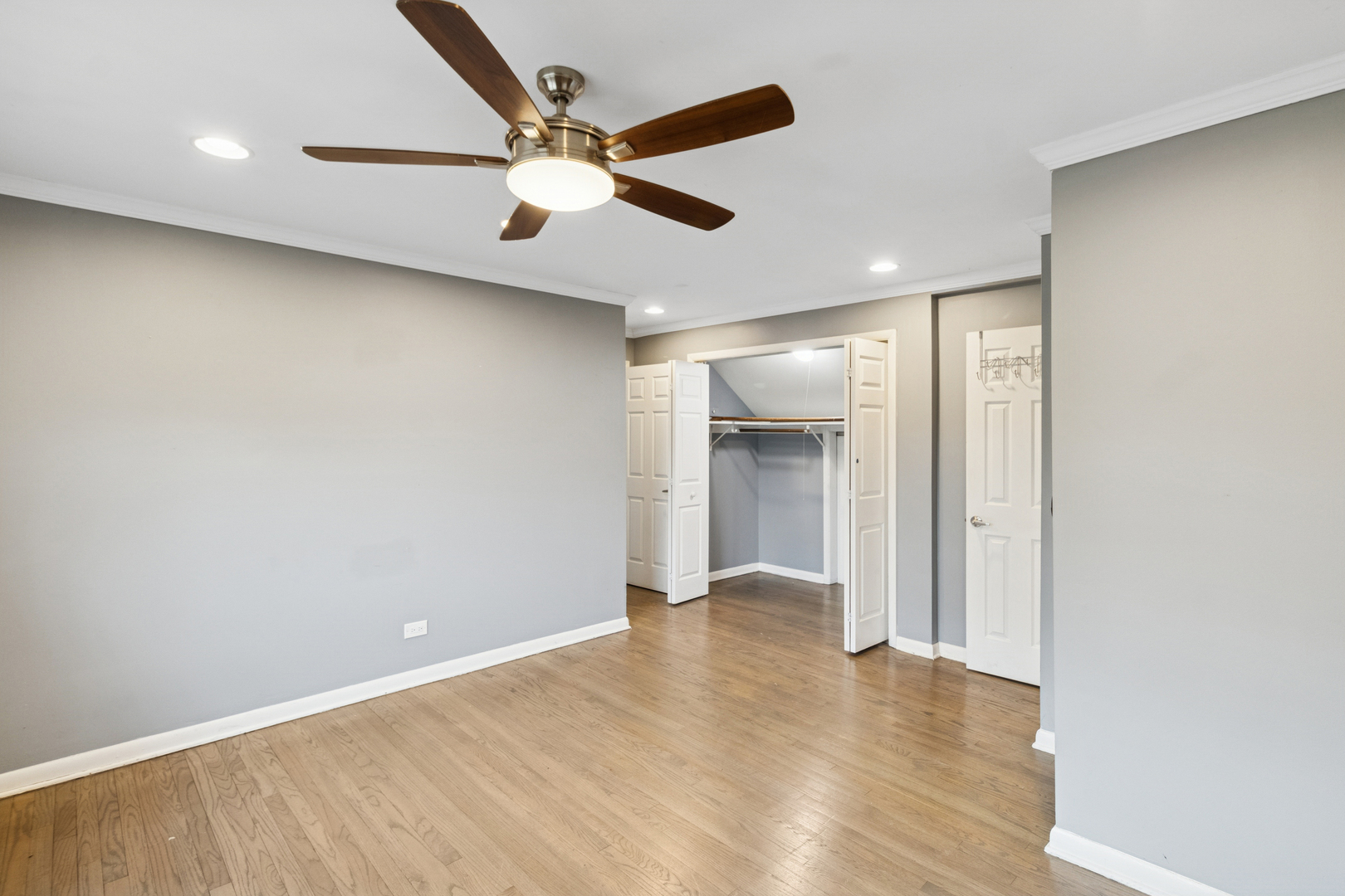 902 East Main Street Barrington, IL 60010 - Photo 13 of 33 an empty room with wooden floor cabinet and a ceiling fan