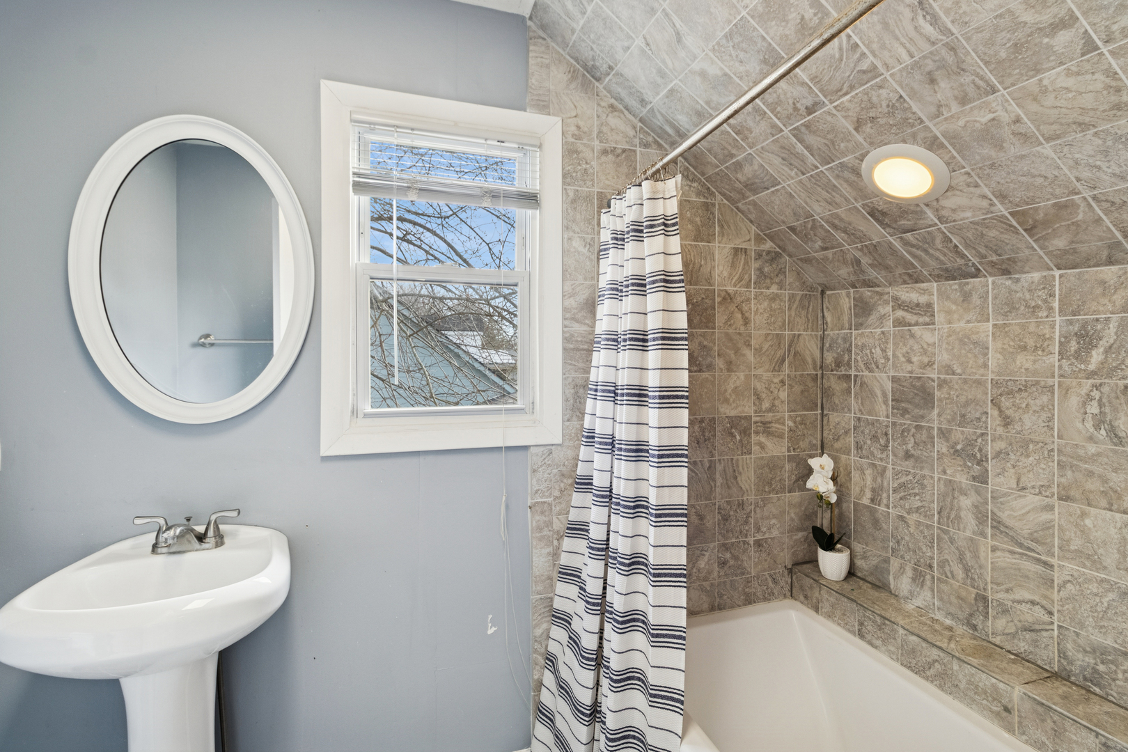 902 East Main Street Barrington, IL 60010 - Photo 18 of 33 a bathroom with a sink a toilet and a bathtub
