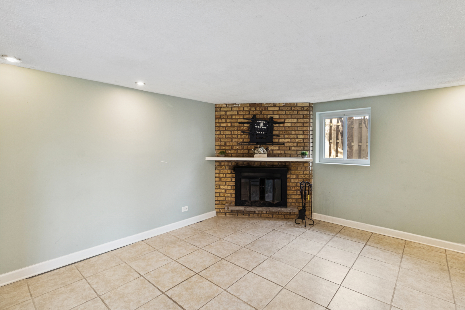902 East Main Street Barrington, IL 60010 - Photo 26 of 33 a view of an empty room with a fireplace