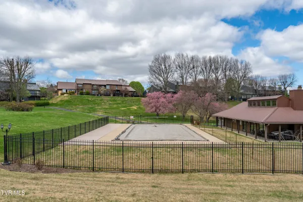 $284,900 | 548 Fleetwood Drive, Unit D, Kingsport, TN 37660