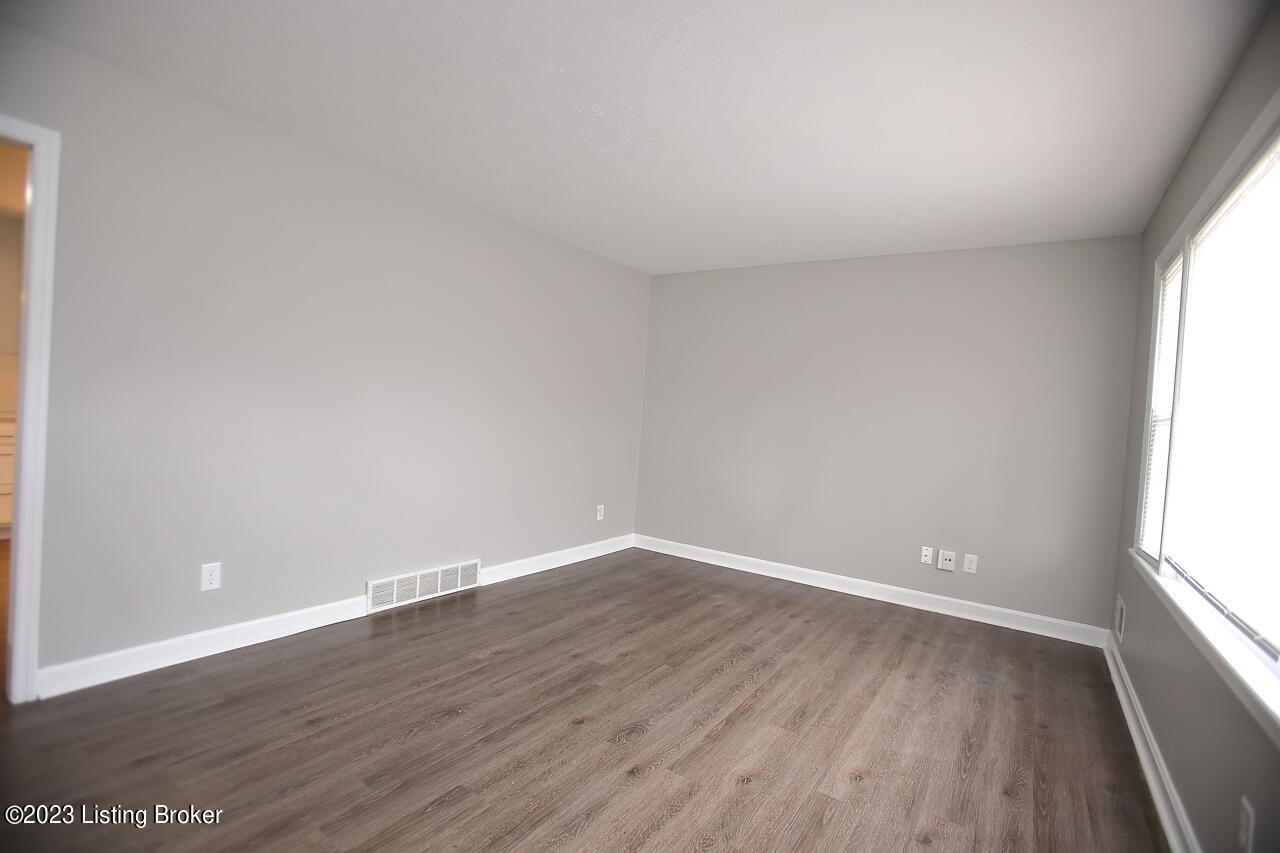 3454 Fern Lea Road Louisville, KY 40216 - Photo 9 of 56 Living Room