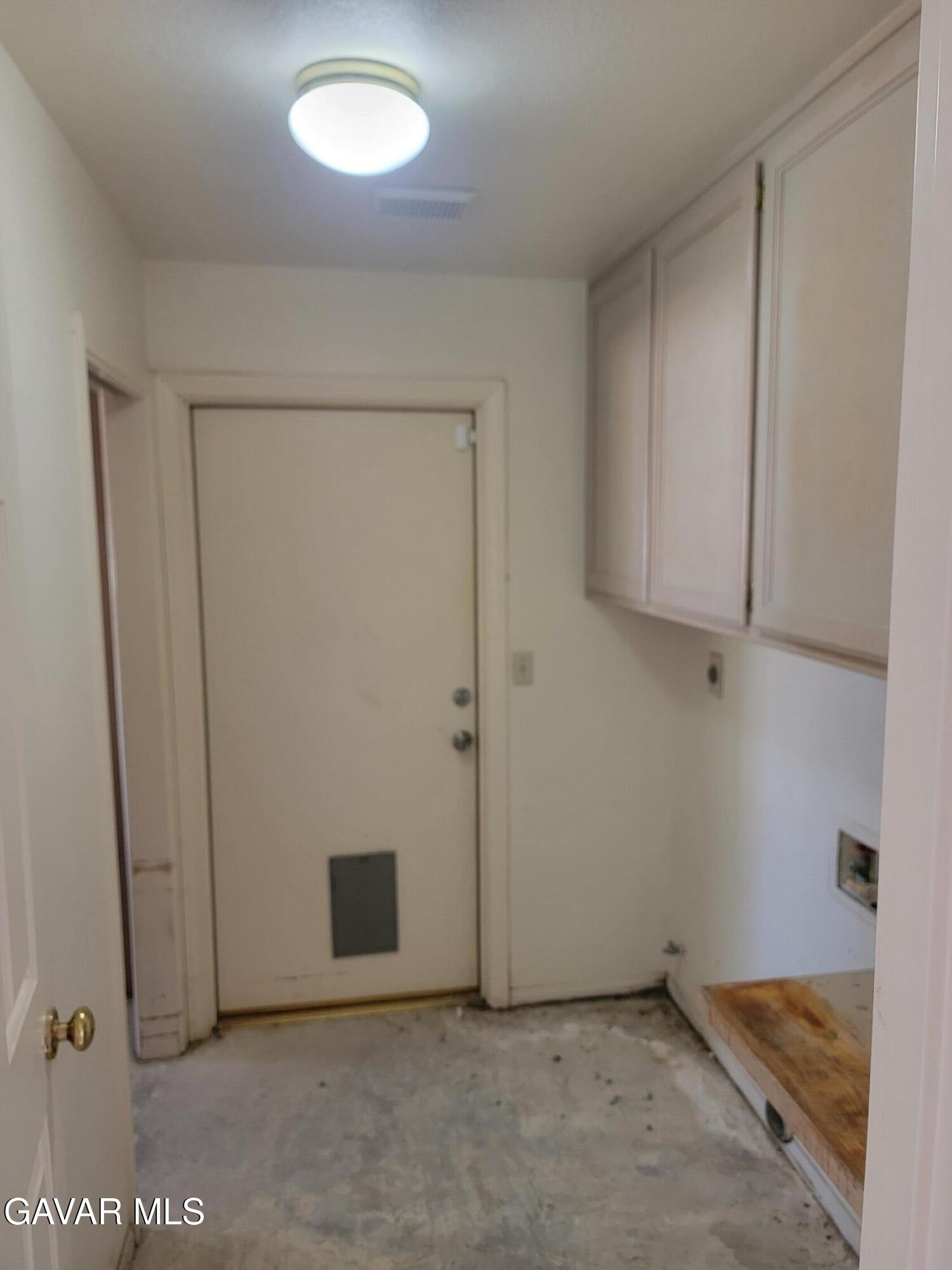 21481 Randsburg Mojave Road California City, CA 93505 - Photo 18 of 28 an empty room with closet