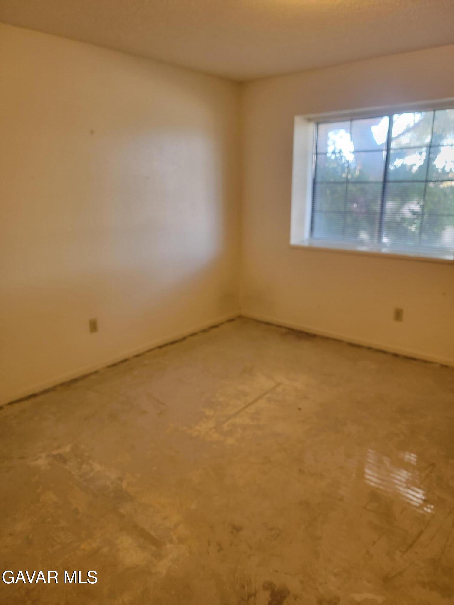 21481 Randsburg Mojave Road California City, CA 93505 - Photo 21 of 28 an empty room with a window