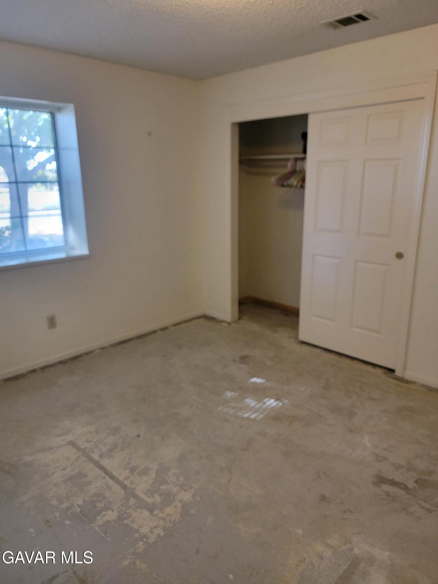 21481 Randsburg Mojave Road California City, CA 93505 - Photo 22 of 28 an empty room with closet area