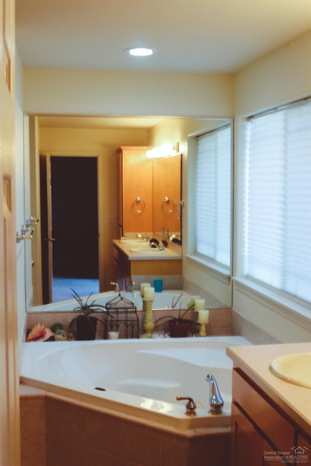 3060 Northeast Yellowpine Road Prineville, OR 97754 - Photo 15 of 25 Master Bath