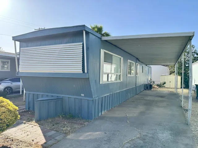 a view of entryway with livingroom
