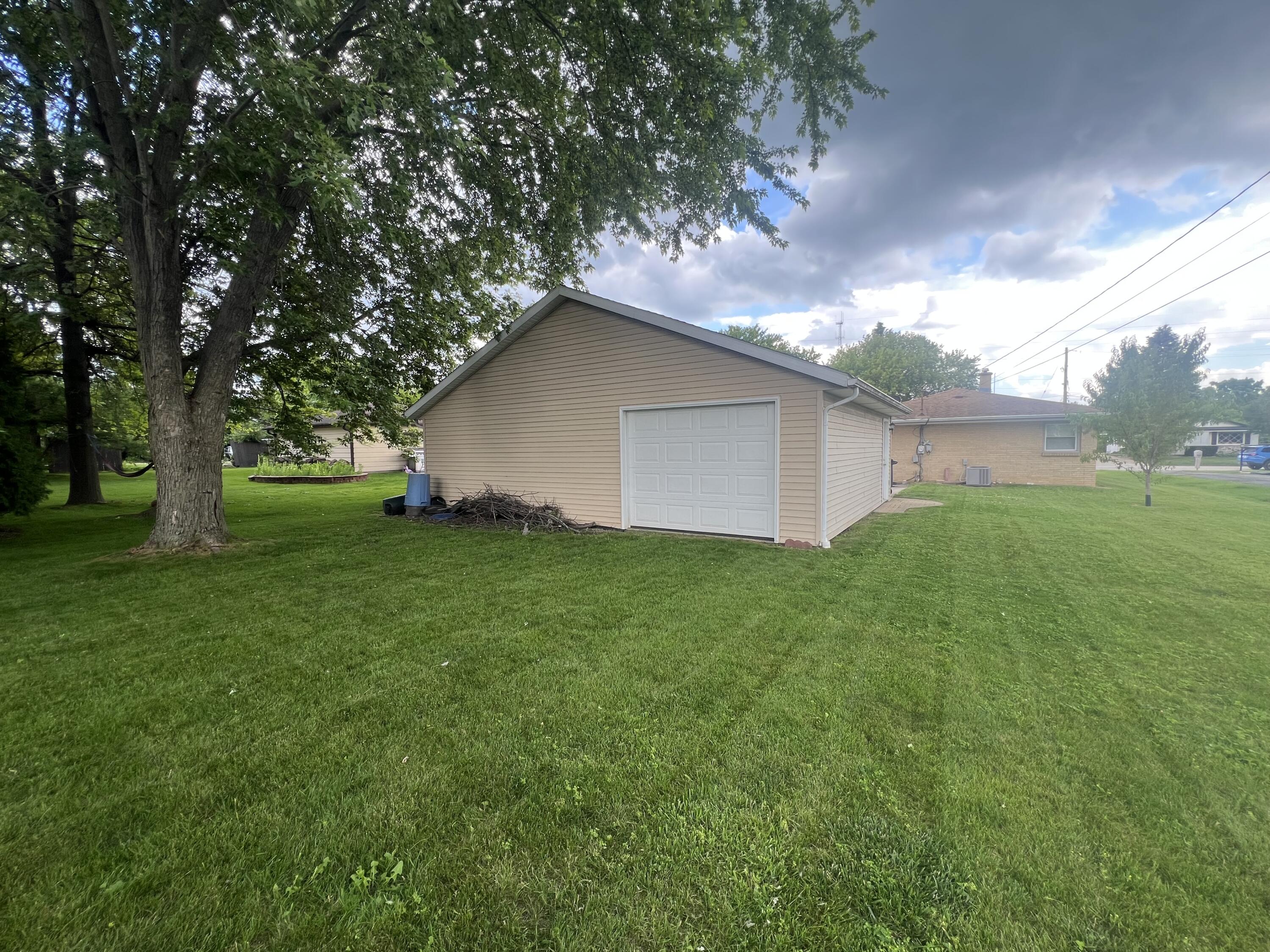 5324 West Allerton Avenue Greenfield, WI 53220 - Photo 3 of 24 IMG_9046
