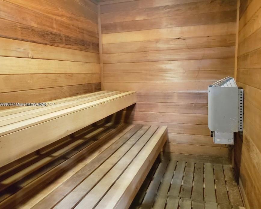 2030 South Ocean Drive, Unit 725 Hallandale Beach, FL 33009 - Photo 17 of 21 a bathroom with a bathtub