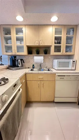 $2,800 | 2030 South Ocean Drive, Unit 725, Hallandale Beach, FL 33009