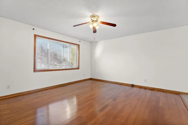 $2,350 | 13753 Glenhurst Avenue, Savage, MN 55378