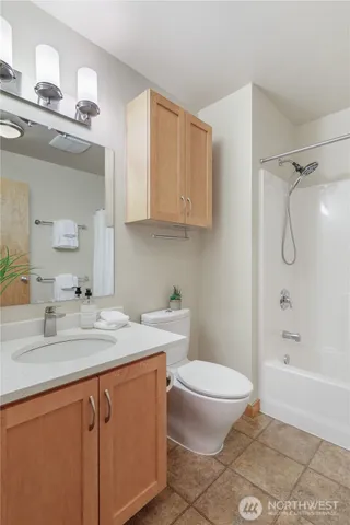 $549,900 | 827 Hiawatha Place South, Unit 308, Seattle, WA 98144