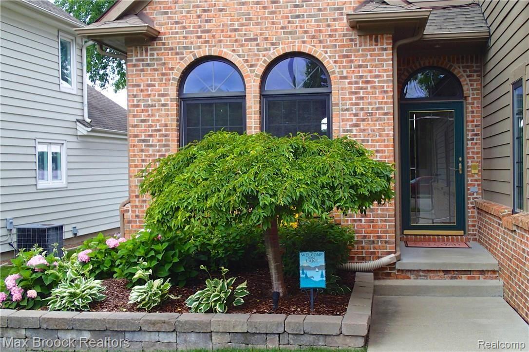 7060 Hatchery Road Waterford, MI 48327 - Photo 39 of 39 Outside - Front Door.jpg