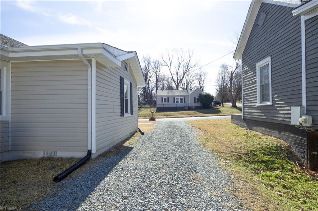 804 Harris Street Burlington, NC 27217 - Photo 3 of 39