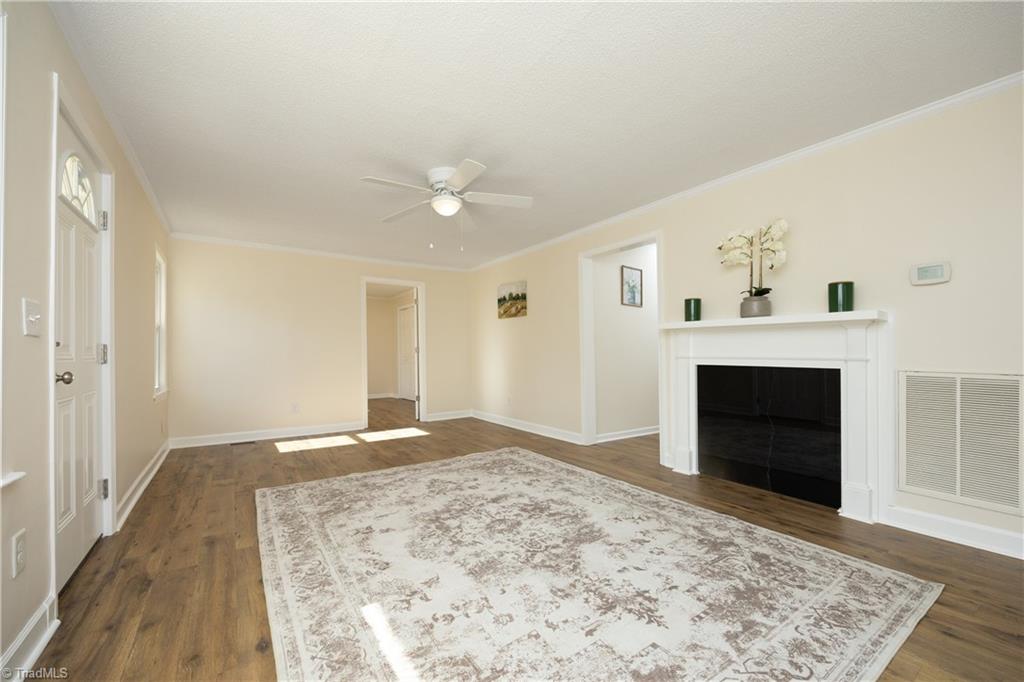 804 Harris Street Burlington, NC 27217 - Photo 8 of 39 Living Room