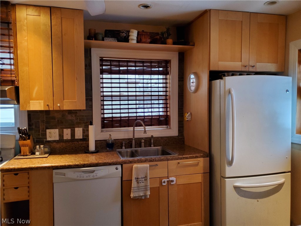 4198 Stilmore Road Cleveland, OH 44121 - Photo 2 of 35