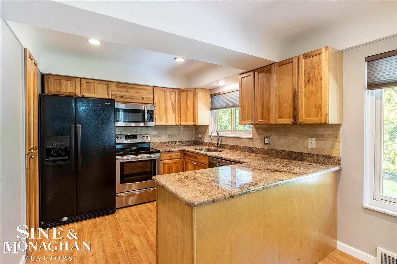 988 Canterbury Road Grosse Pointe, MI 48236 - Photo 10 of 25 50074640-9.JPG